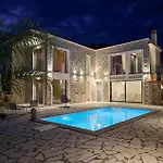 Rafaelia Premium With Private Pool In Villa *