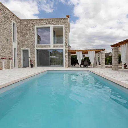 Rafaelia Premium With Private Pool In Villa