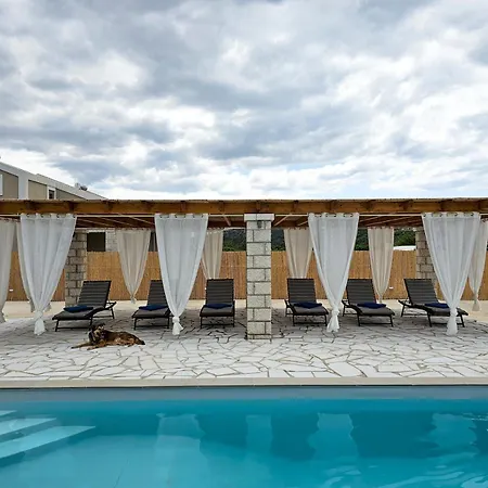 Rafaelia Premium With Private Pool In Villa *
