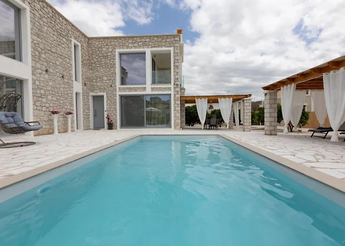 Rafaelia Premium With Private Pool In Willa