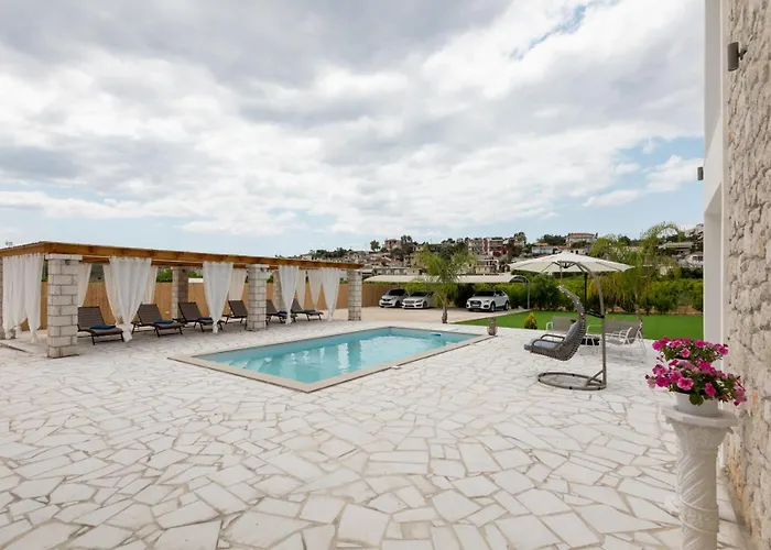 Rafaelia Premium With Private Pool In